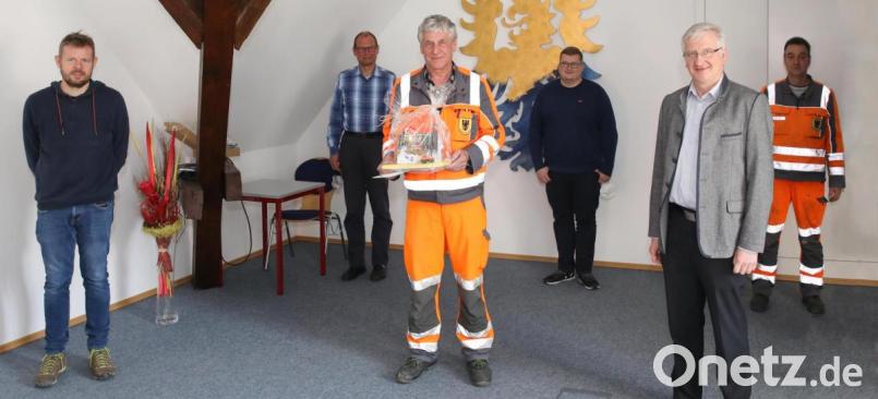 Bauhofchef Josef Liedl (Dritter von links) feierte seinen 60. Geburtstag. Ihm gratulierten Bürgermeister Johannes Reger (Zweiter von rechts) sowie (von links) technischer Angestellter Markus Meyer, Geschäftsführer Hubert Wojtenek, Personalratsvorsitzender Markus Knodt und Siegfried Preuß. Bild: njn