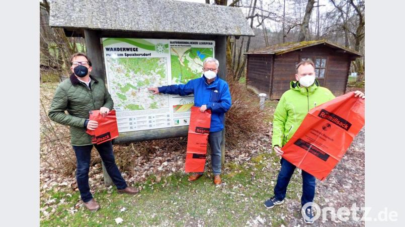 Zum Startschuss der Aktion „Spurlos wandern - Müll vermeiden“ trafen sich stellvertretender Vorsitzender und Dritter Bürgermeister Franc Dierl, FGV-Vorsitzender Dieter Kottwitz sowie Bürgermeister Christian Porsch auf der Tauritzmühle (von links). Bild: hai