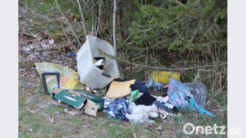 Keine Gedanken machte sich offenbar der Täter, der sich dieser Sachen an einem Waldrand bei Erpetshof entledigte. Die Polizei ist eingeschaltet. Bild: dob