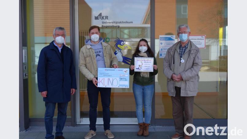 Prof. Dr. Hugo Segerer (links) und Dr. Hans Brockard (rechts) dankten für die Spenden aus Altenstadt die von Julian Bäumler und Maria Lindner überbracht wurden. Bild: exb