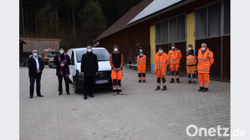 Die Hohenburger Wasserwarte gehen künftig in einem Elektroauto auf die Suche nach Wasserrohrbrüchen. Bürgermeister Florian Junkes (Dritter von links) übergibt den Autoschlüssel an Wasserwart Mathias Niebler (Vierter von links). Mit dabei (von links): Thomas Kolleth von Mercedes Widmann und Pfarrer Hans Jürgen Zeitler, rechts die weiteren Bauhofmitarbeiter. Bild: bö