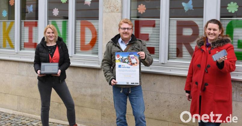 Die neue Kita-App stellen (von links) Kindergartenleiterin Kerstin Höller, Bürgermeister Bernhard Köller und Tanja Herz, Mutter eines Kindergartenkindes, vor. Bild: VG Königstein/exb
