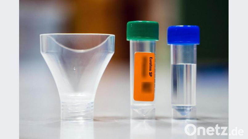 Die Utensilien für einen Gurgeltest stehen auf einem Tisch bereit. Symbolbild: Nicolas Armer/dpa