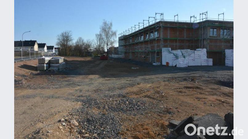 In zwei Monaten sollen die Arbeiten an den Außenanlagen auf dem Gelände der Grundschule Mitterteich beginnen. Bild: jr