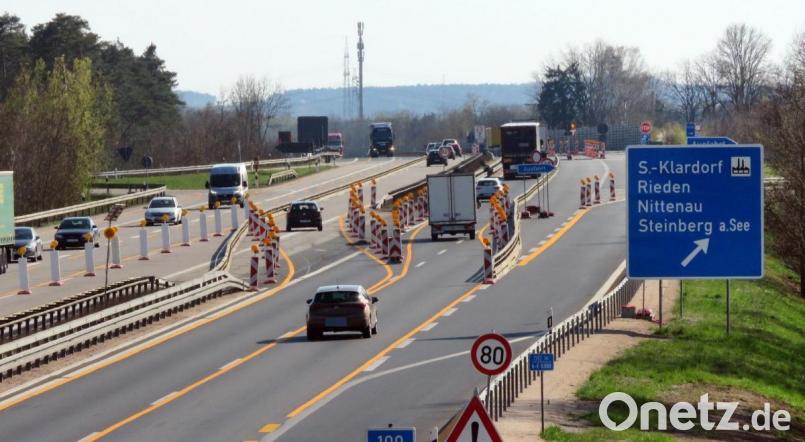 Derzeit ist einfädeln auf engen Fahrspuren angesagt. Wer in den kommenden Wochen in Richtung Regensburg auf der A 93 bei Teublitz abfahren möchte, wird des Öfteren nur über die Anschlussstelle Klardorf sein Ziel erreichen. Bild: Gerhard Goetz