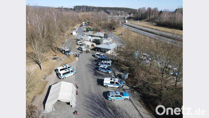 Die Staatsanwaltschaft Weiden wird mit einer Spezialabteilung gegen grenzüberschreitende Kriminalität verstärkt. 
In ihr Revier fällt der Grenzübergang Waidhaus, im Bild die Kontrollstelle Ulrichsberg. Leiter sind zwei Oberpfälzer. Bild: Bundespolizei, Franz Völkl