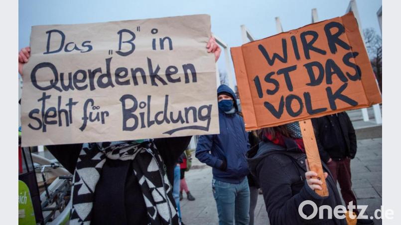 Eine Querdenker-Veranstaltung kann immer Gegenkundgebungen hervorrufen. Archivbild: Gregor Fischer/dpa