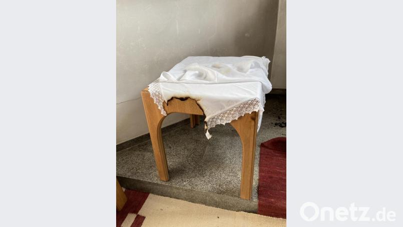 Auch die weiße Tischdecke auf dem Seitentisch in St. Pankratius erlosch glücklicherweise von selbst, bevor größerer Schaden entstand. Bild: Polizei Neustadt/exb