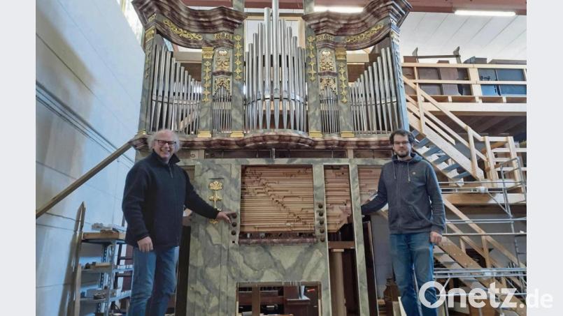 Christoph (links) und Dominik Schindler in der Orgelbauwerkstatt in Ostheim, wo das Instrument zurzeit aufgebaut ist. Bild: Hennecke/exb