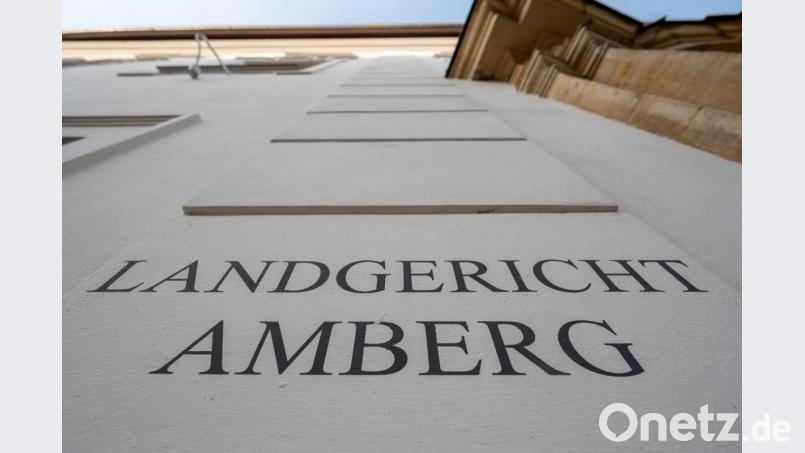 Vor dem Landgericht Amberg stand ein 46-Jähriger wegen einer Stich-Attacke auf einen Bekannten vor der Richterin. Archivbild: Armin Weigel/dpa