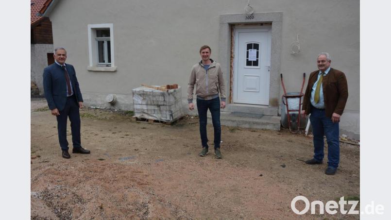 Landrat Roland Grillmeier (links) ließ sich von Bürgermeister Johann Burger (rechts) und Imkerverein-Vorsitzendem Michael Wohlrab über den Baufortschritt des Gemeinschaftshauses Imkerhaus Leonberg (im Hintergrund) informieren. Ziel des Vereins ist es, heuer das Anwesen fertigzustellen und dann im Anschluss die Außenanlagen in Angriff zu nehmen. Bild: jr