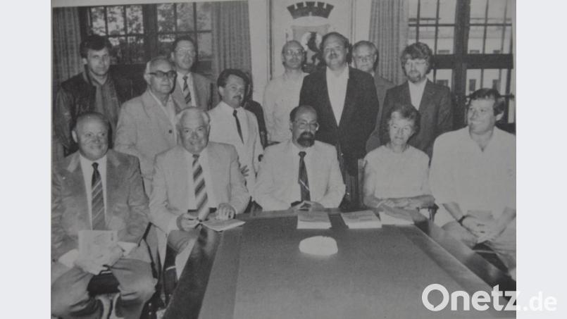 Am 18. Juli 1986 präsentierte der damalige Bürgermeister Ernst Eichl (sitzend, Mitte) im kleinen Rathaussaal mit den Verantwortlichen des Heimatkundlichen Arbeitskreises den ersten Band der "Streifzüge". Bild: Archiv Elisabeth Dobmayer