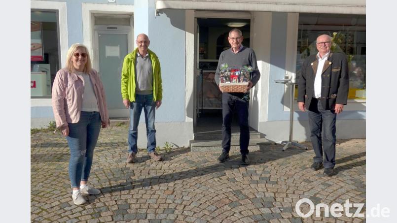 Die Stadträte Martin Pöllath (Zweiter von links) und Hans-Jürgen Reitzenstein (rechts) überreichen dem Jubilar Kurt von Klenck im Namen von FDP und Freier Wählerschaft einen Präsentkorb. Bild: gac