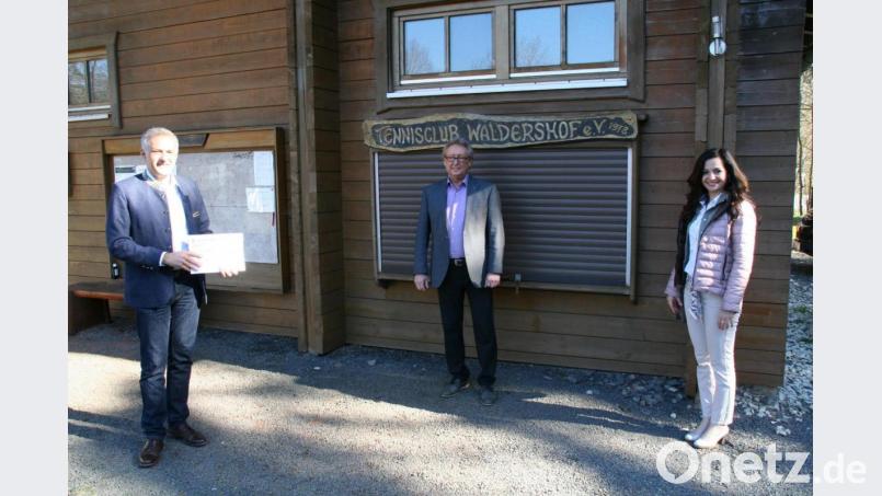 Strahlende Gesichter bei der Spendenübergabe: Im Bild von links Landrat Roland Grillmeier, Tennisclub-Vorsitzender Herbert Pscherer und Bürgermeisterin Margit Bayer. Bild: fpoz