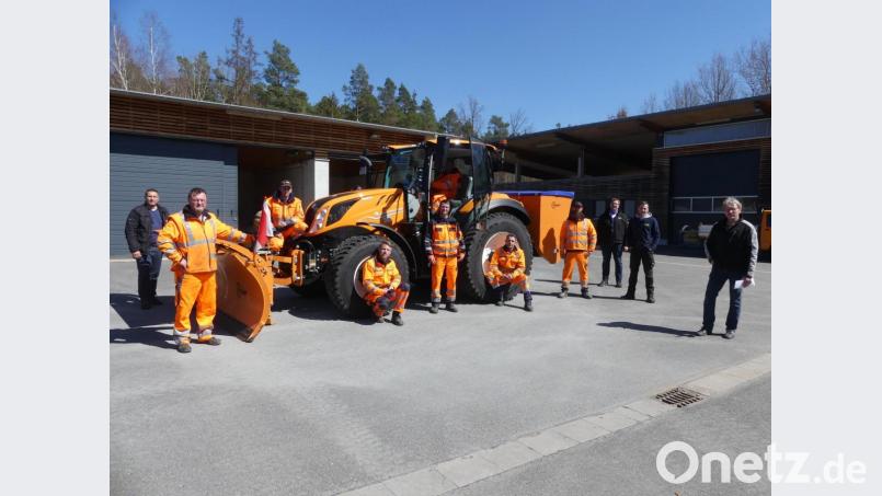 Ein neuer Traktor verstärkt das Eschenbacher Bauhofteam. Bürgermeister Marcus Gradl (links) übergibt das Gefährt der Mannschaft. Bild: rn