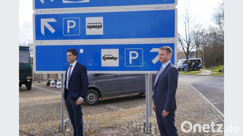 Zwei engagierte Eigengewächse der Weidener Justiz leiten die neue Spezialabteilung: Oberstaatsanwalt Christian Härtl (rechts) und sein Vertreter Dr. Marco Heß, hier am Grenzübergang Waidhaus. Bild: Bundespolizei, Franz Völkl