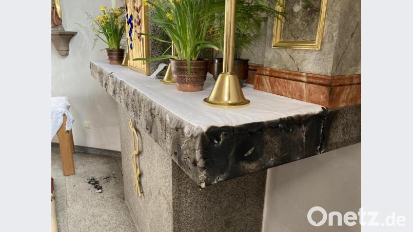 Vandalen zündelten in St. Pankratius in Flossenbürg und setzen dabei auch die Altartischdecke in Brand. Bild: Polizei Neustadt/exb