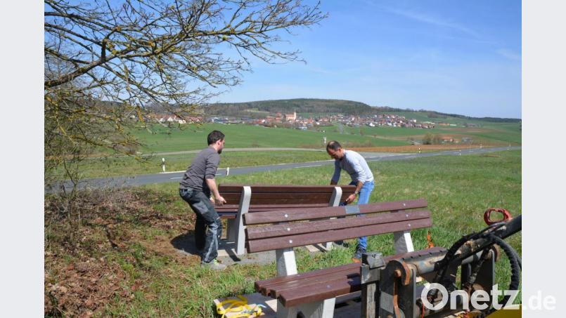 Die neuen Sitzbänke laden zur Rast ein und ermöglichen herrliche Blicke auf Ehenfeld. Bild: fdl