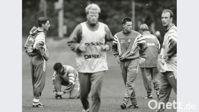 Alexander Bugera (links) im Kreis der &quot;Legenden&quot; des FC Bayern München, wie Oliver Kahn (vorne) oder Mario Basler (rechts). Archivbild: ref