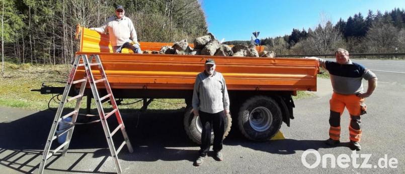 Manfred Würstl (von links) und Dietmar Anzer unterstützten Bauhofmitarbeiter Alexander Schmidt bei den Abbrucharbeiten. Bild: soj