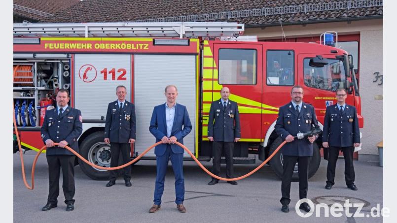 Das Ergebnis der Briefwahl war eindeutig. Thomas Schwarz ist neuer Kommandant. Unser Bild zeigt von links den zweiten Kommandanten Peter Bodensteiner, Kreisbrandrat Dieter Schweiger, Bürgermeister Konrad Kiener, den ehemaligen Kommandanten und künftigen Kreisbrandrat Christian Demleitner, den neuen Kommandanten Thomas Schwarz und Vereinsvorsitzenden Markus Eichstätter (von links) nach der Auszählung. Bild: twi