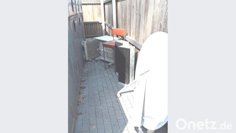 Hinter dem Wertstoffcontainer auf dem DJK-Parkplatz versteckt sich jede Menge Müll Bild:  LRA Neustadt/WN / Peter Hägler/exb