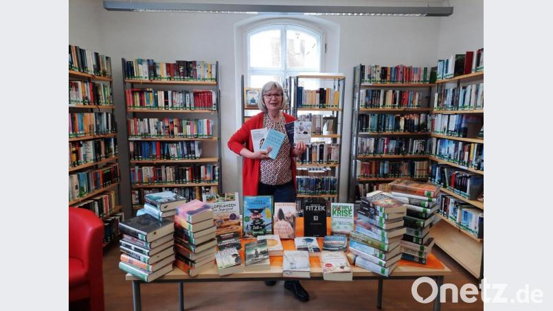 Bücherei-Leiterin Elfriede Jauernig präsentieret stolz die neuesten Errungenschaften der Pfarrbücherei St. Johannes Nabburg. 70 neue Bücher aus der Bestsellerliste: Romane, Krimis und Sachbücher. Bild: bph