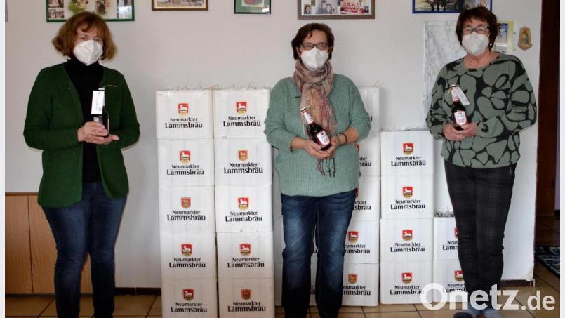 Die Vorstandsmitglieder Evi Rauch, Maria Pilhofer und Erika Beer vor den Kästen mit dem Fastenbier, das an die Mitglieder verteilt wird. Bild: mrb