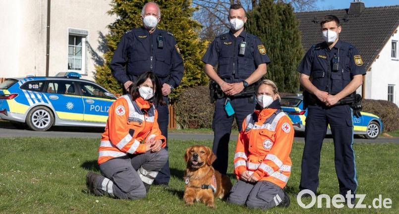 v.l.n.r.: Der Einsatzleiter mit Beamten der Marktredwitzer Polizei, die Rettungshundeführerin mit Flächensuchhund „Jasper“ und eine Helferin der Rettungshundestaffel Hof. Bild: Polizei
