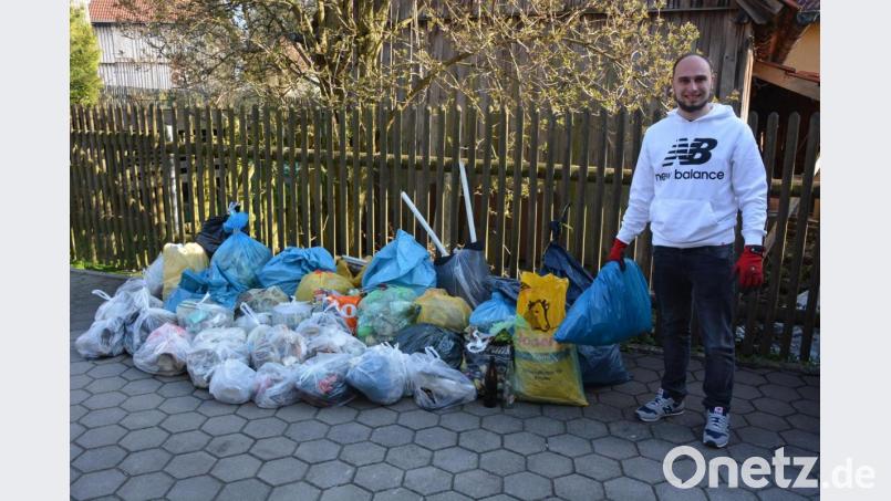 Ein kleiner Müllberg war am Sonntagabend das Ergebnis einer Rama-dama-Aktion in Konnersreuth. Jugendbeauftragter Manuel Ernst freute sich über die Teilnahme von 40 Kindern. Bild: jr