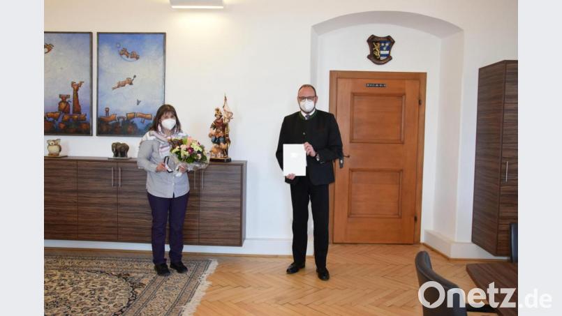Bei der Ehrenzeichenverleihung würdigt Landrat Andreas Meier die Verdienste der Moosbacherin Petra Zielbauer. Bild: Landratsamt Neustadt/Marcel Weidner/exb