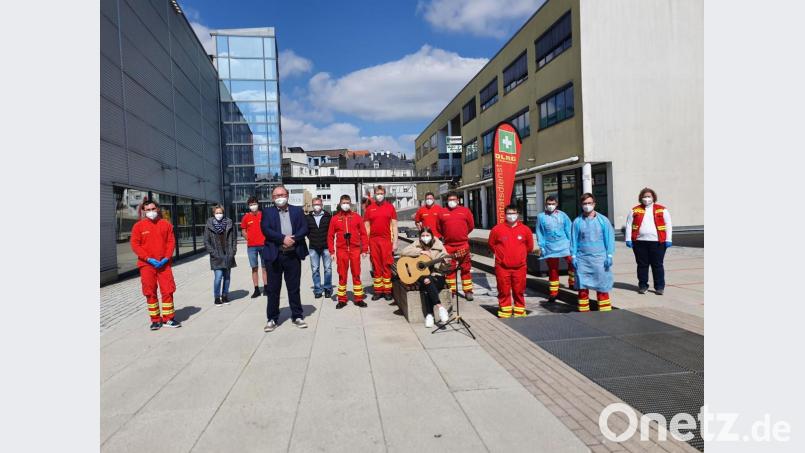 Mit Musik und Schokolade haben sich Schulleitung, Elternbeirat und Schüler bei den freiwilligen Helfern der DLRG bedankt, die jeden Sonntag um die 170 Gymnasiasten und andere Schüler im Cineplanet auf Covid-19 testen. Bild: Biczysko/fph