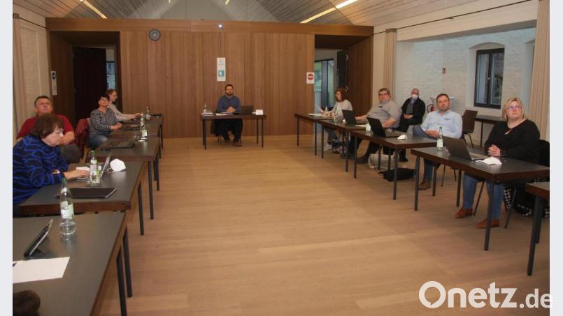 Unter dem Vorsitz von Bürgermeister Matthias Grundler (Mitte) fand die Sitzung des Falkenberger Marktrates erneut im Tagungszentrum an der Schwaige statt. Bild: wro