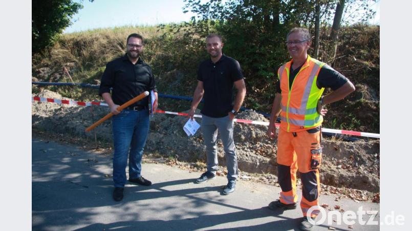Die erhoffte Stabilisierungshilfe käme auch der Verbesserung und dem Ausbau der Infrastruktur zugute. „Falkenberg treibt den Breitbandausbau voran“, betonte Bürgermeister Matthias Grundler (links) im September 2020 bei einem Baustellengespräch mit dem ausführenden Unternehmer Johannes Schaumberger und Bauhofleiter Richard Bitterer (rechts). Archivbild: wro