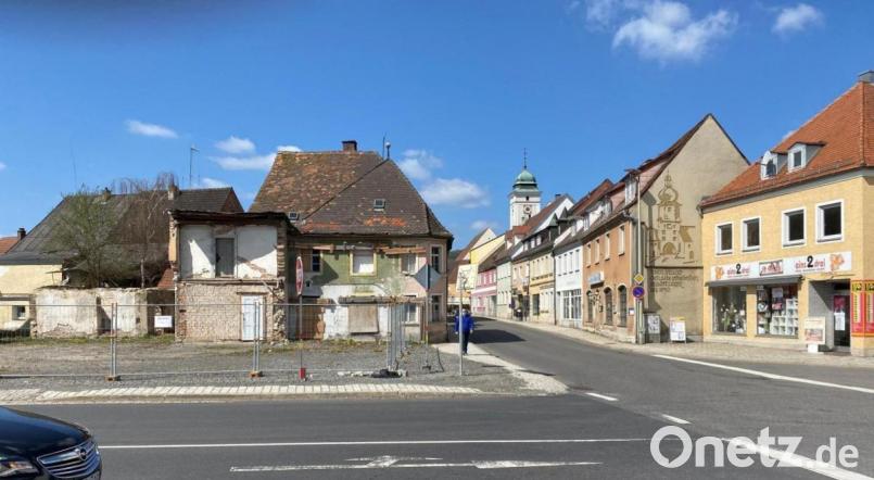 Ein großer Baum mit einer Sitzbank rundherum wird künftig auf dem Areal des „Haas-Hauses“ stehen. Für diese Art der Gestaltung sprach sich der Stadtrat einstimmig aus. Bild: Völkl