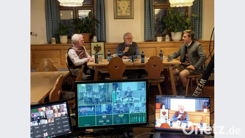 Hirschau wurde am 23. April 1271 erstmals urkundlich erwähnt, am 23. April 1516 wurde das Bayerische Reinheitsgebot erlassen. Für Brauerei-Junior-Chef Sebastian Dorfner (rechts) und seinen Vater Franz (links) guter Grund zum Feiern. Den historischen Part zu „750 Jahre Hirschau“ übernahm Rektor a. D. Hans Meindl (Mitte). Bild: u