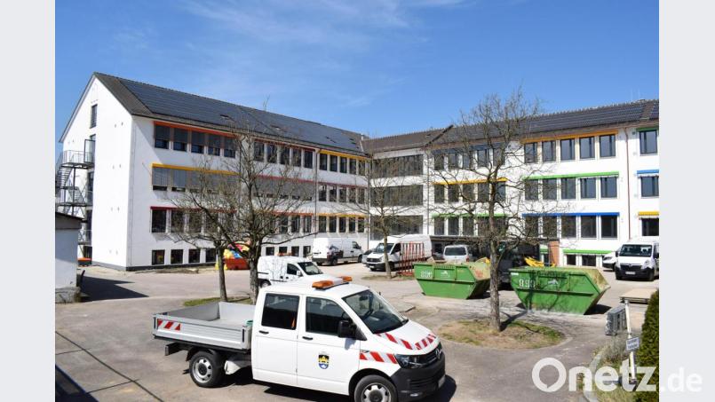 Die Arbeiten an der Grund- und Mittelschule schreiten zügig voran. Jetzt wurde die PV-Anlage am Schuldach installiert. Bild: bnr