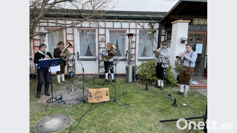 Die Gruppe „Jedsmal Anerschd“ lockert die Jubiläumsfeier musikalisch auf. Sie erfüllt dabei natürllich die Vorgaben des Gesundheitsamts, spielte im Freien auf und tritt mit (von links) Andrea und Matthias Fenk, Roland Ertel sowie Josef und Jakob Hofmann in nur fünfköpfiger Besetzung auf, deren Mitglieder aus nur drei Haushalten stammen. Bild: u