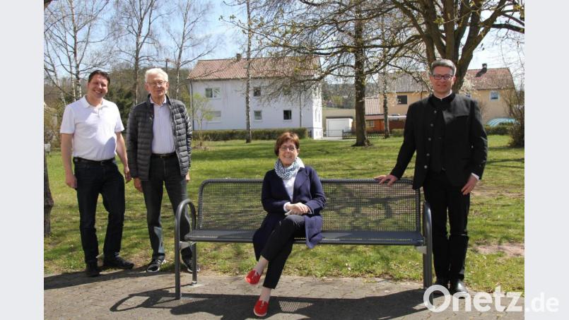 Pfarrer Michael Jakob und die KAB-Vorsitzende Hermine Knauer sowie Robert und Martin Schafbauer (von rechts) freuen sich über die neuen Sitzbänke am Ammersrichter Kirchplatz. Bild: ads