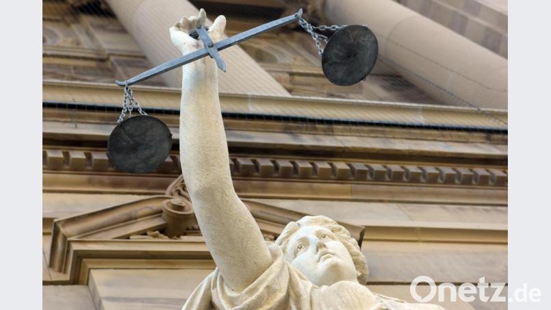 Vor dem Justizgebäude steht eine Statue der Göttin Justitia. Symbolbild: Stefan Puchner
