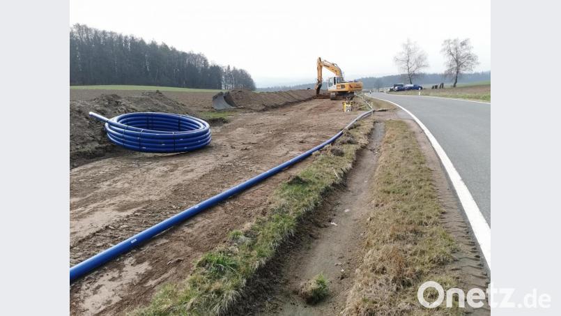 Neue Rohre: Die Wasserleitung wird auf einer Länge von 1540 Metern entlang der Straße zwischen Ödmiesbach und Teunz neu verlegt. Spätestens im August soll die Maßnahme abgeschlossen sein. Bild: Portner