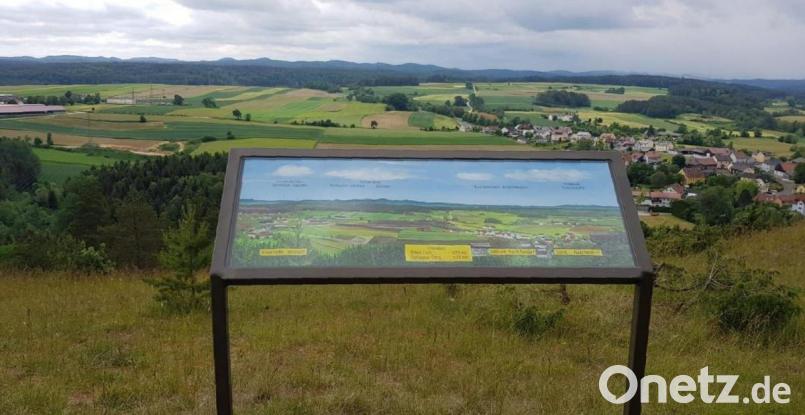 Die Tafel am Gottvaterberg, bevor Randalierer das Podest absägten und das Bild den steilen Abhang hinunterwarfen. Archivbild: Stadt Auerbach/exb