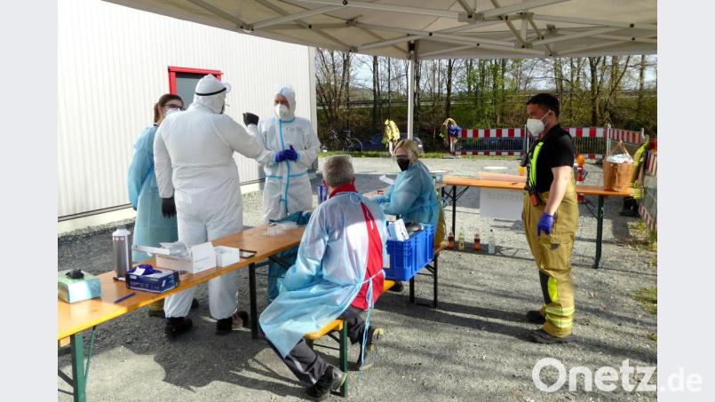 BRK-Helfer und Feuerwehr bereiten alles vor. Bild: fsb