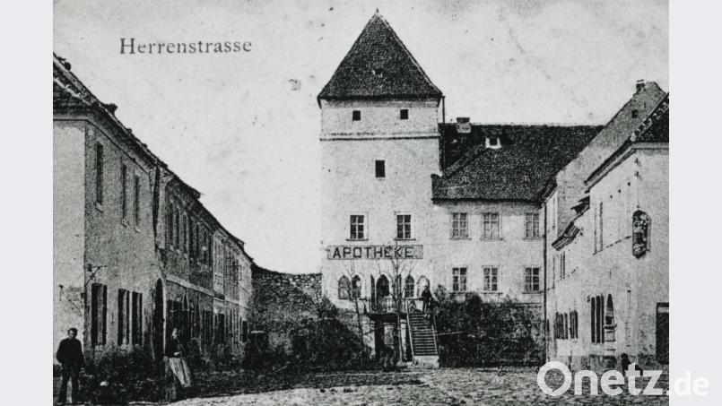 Otto Eckstein kaufte 1908 die seit 1836 bestehende Apotheke im „Weihertor“, später „Apothekertor“, dem Vorbesitzer Horstmann ab. Bild: Stadtarchiv Vilseck