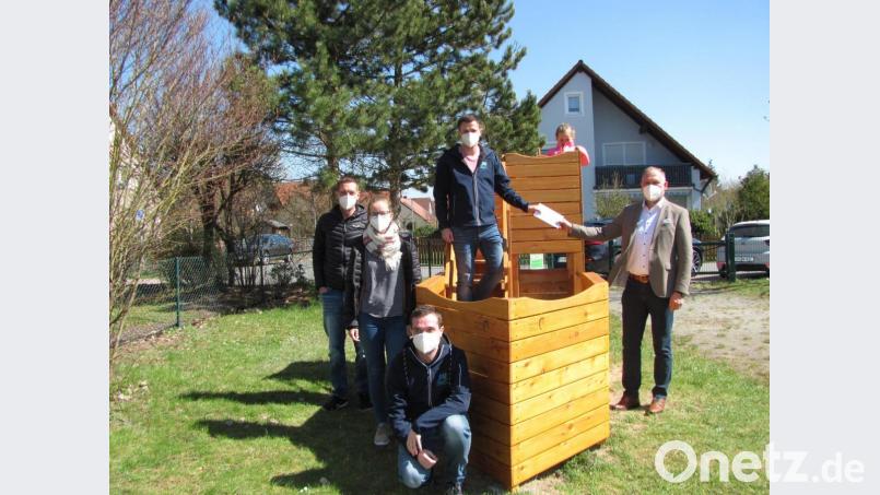 Bürgermeister Richard Kammerer (rechts) dankt der Jungen Union mit Vorsitzendem Philipp Fuhrmann (stehend, im Schiff) für das zweimalige Streichen des neuen Piratenschiffs. Der Rathauschef überreichte eine Spende. Bild: sei