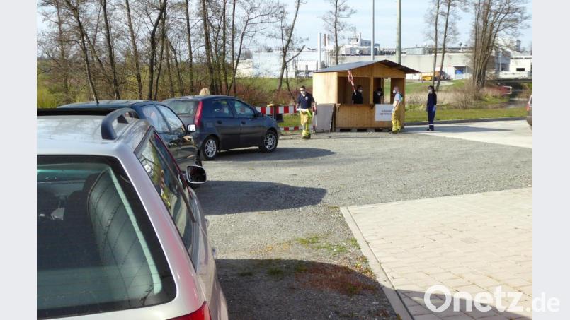 Im Auto warten die Getesteten auf dem Constantia-Werksgelände auf die Ergebnisse. Bild: fsb