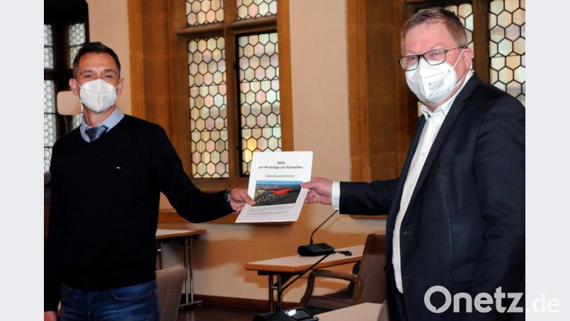 Übergabe der Unterschriftenliste mit dem Titel &quot;Nein zur PV-Anlage Am Postweiher&quot;. Am Donnerstag kam Bernd Dirscherl (links) zu OB Michael Cerny ins Rathaus. Bild: Stephan Huber