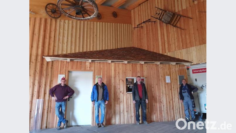 Günther Liebs, Karl Schedl, Franz Witt und Reinhard Grüner (von links) werkelten in der Halle. Bild: tok