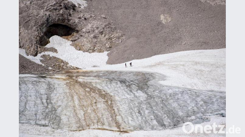 Ausflügler auf der Zugspitze bei einem Spaziergang über den Gletscher in Garmisch-Partenkirchen. Bild: Sven Hoppe/dpa