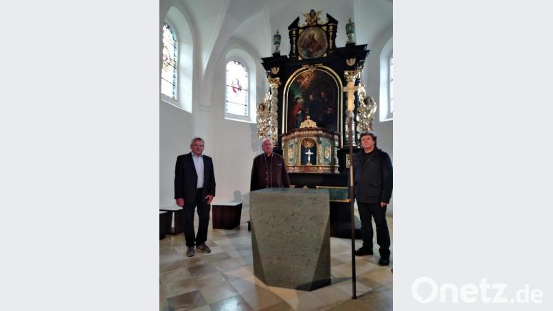 Architekt Hubert Liebl (rechts), Pfarrer Wilhelm Bauer (Mitte) und Kirchenpfleger Hans Maier (links) freuen sich über die gelungene Neugestaltung der liturgischen Ausstattung. Bild: rfi
